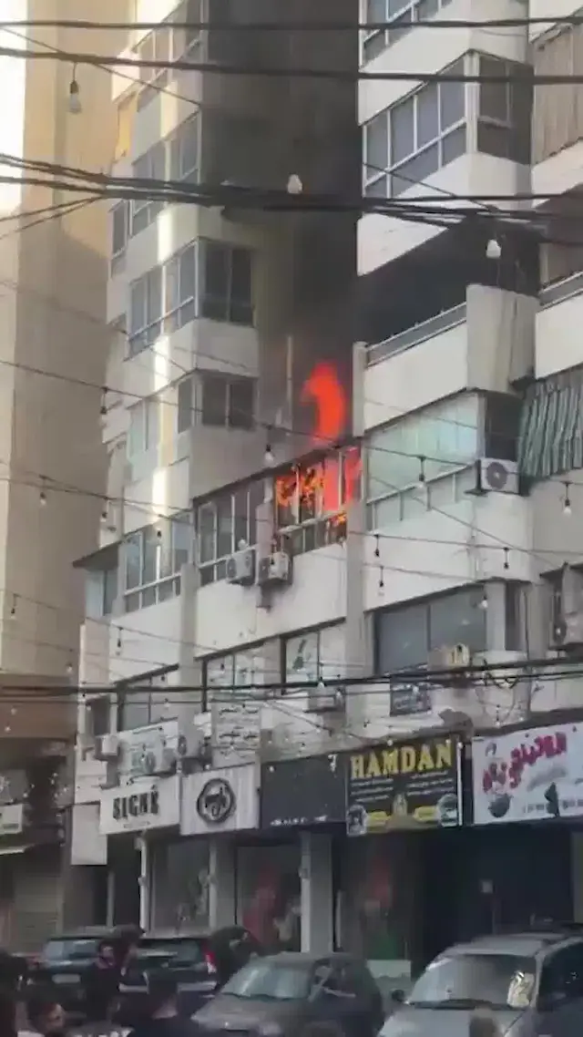 להבות ועשן מתוך בתים שבהם התפוצצו מכשירי קשר של חיזבאללה