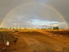 קשת על רקע שמיים מעוננים